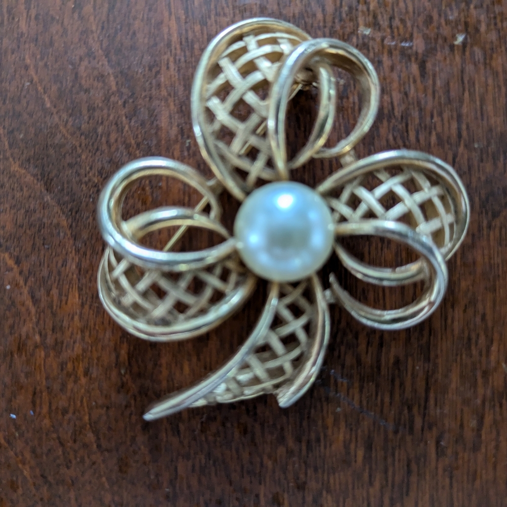Vintage Trifari gold tone and pearl brooch